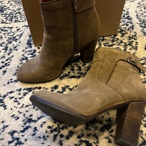 Lucky Brand Size 8.5 Women's MINKK Stacked Heel Leather Ankle Bootie